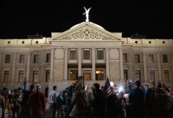 احتجاجات واعتقالات أثناء فرز الأصوات في انتخابات الرئاسة الأمريكية