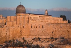 القدس.. إسرائيل تمنع فلسطينيين من الصلاة في "الأقصى"