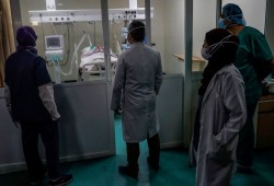 استمرار تفشي كورونا عالميا.. ولبنان يدخل في إغلاق عام