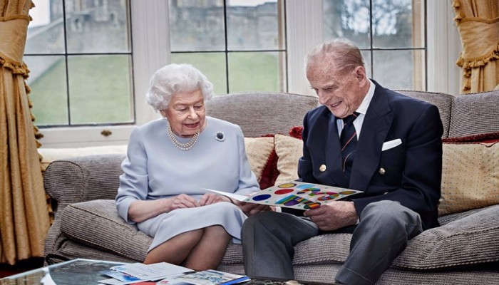 الملكة إليزابيث تحتفل مع الأمير فيليب بعيد زواجهما الـ73