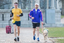 تطبيق ذكي يساعد كفيفا على الركض خمسة كيلومترات منفردا