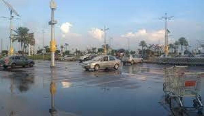 خبراء الطقس ينصحون بتجنب المناطق المكشوفة لشدة العواصف الرعدية