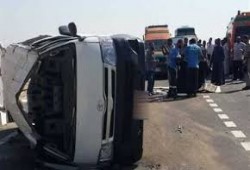 مصرع 3 وإصابة 11 آخرين فى انقلاب ميكروباص بـ"صحراوى أسوان"