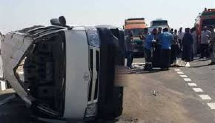 مصرع 3 وإصابة 11 آخرين فى انقلاب ميكروباص بـ"صحراوى أسوان"