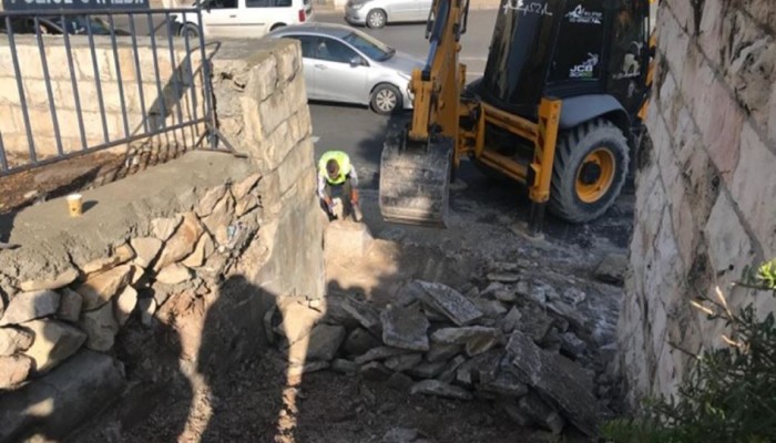 الاحتلال يهدم دَرَجا على طريق باب الأسباط إلى الأقصى