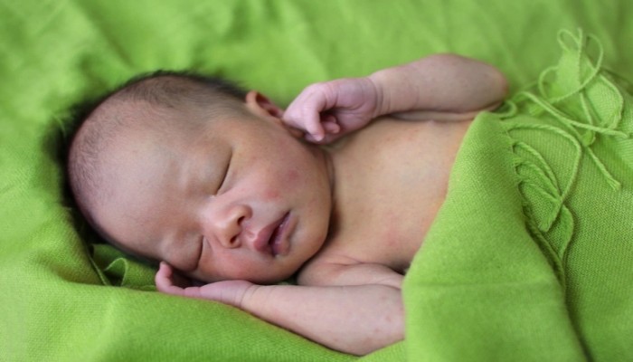 سنغافورية تضع مولودا يحمل أجساما مضادة لكورونا