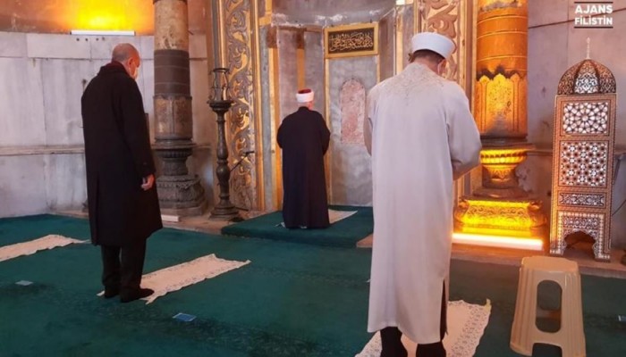 أمين المنبر المقدسي يؤم صلاة الجمعة بـ"آيا صوفيا" بحضور "أردوغان"