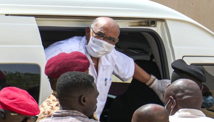 نقل البشير إلى أحد المستشفيات السودانية بعد تدهور صحته