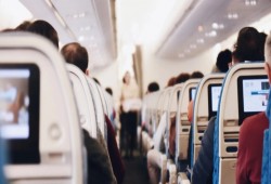 المكالمات الهاتفية على متن الطائرة ليست قانونية