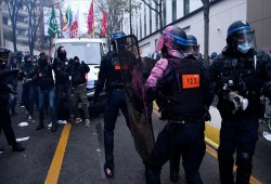 فرنسا.. إصابة 67 شرطيا خلال تظاهرات السبت