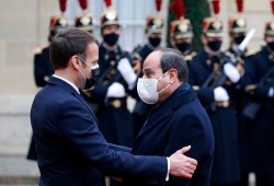 وسط غضب حقوقي فرنسي مصري.. ماكرون يمنح الديكتاتور أرفع وسام