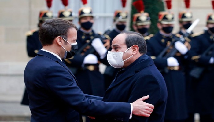 وسط غضب حقوقي فرنسي مصري.. ماكرون يمنح الديكتاتور أرفع وسام