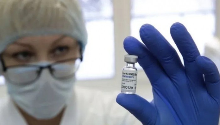 تجارب لاختبار تركيبة تجمع بين لقاحي أكسفورد البريطاني وسبوتنيك الروسي