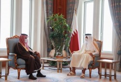 أمير قطر يستقبل وزير خارجية السعودية ويتسلم رسالة من الملك
