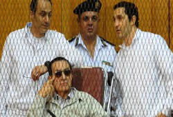 أوروبا تنهي تجميد أموال مبارك ونجليه وآخرين