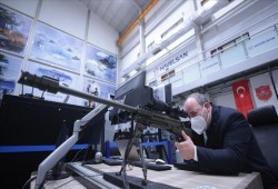 بنظام المحاكاة.. وزير الصناعة التركي يصيب هدفا ببندقية محلية الصنع