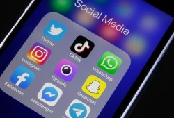 كيف تجمع مواقع التواصل بيانات المستخدمين لبيعها