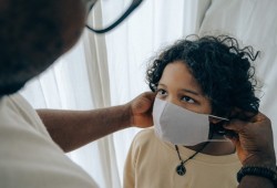 خبراء يحذرون من مخاطر بسبب ارتداء الكمامات