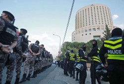 "إندبندنت": طغاة العالم استغلوا كورونا للتجسس والقمع