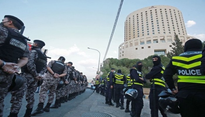 "إندبندنت": طغاة العالم استغلوا كورونا للتجسس والقمع