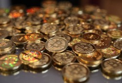 "بتكوين" تتخطى الـ60 ألف دولار في أعلى مستوى في شهر