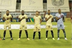 فريق كولمبي يجري مباراة بسبعة لاعبين فقط