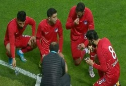 لاعبون يستغلون توقف مباراة للإفطار في أول أيام رمضان «فيديو»