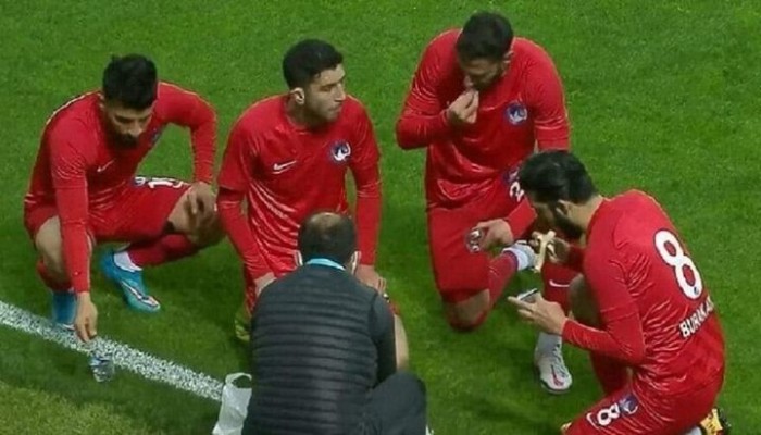 لاعبون يستغلون توقف مباراة للإفطار في أول أيام رمضان «فيديو»