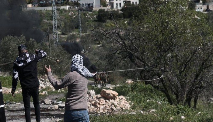 تحطيم مركبة لقوات الاحتلال خلال مواجهات بالقدس