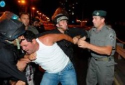 إسرائيل تعتقل سائقا عربيا بزعم التسبب بمواجهات عكا