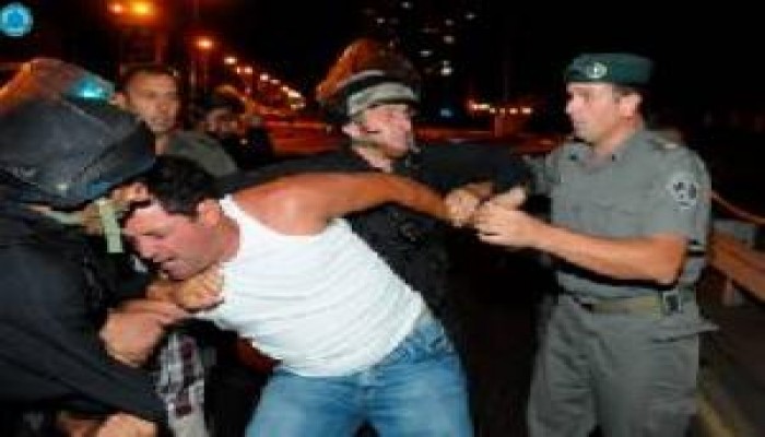 إسرائيل تعتقل سائقا عربيا بزعم التسبب بمواجهات عكا