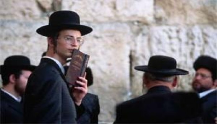 مصلون بالأقصى يحبطون محاولة اقتحام للمسجد