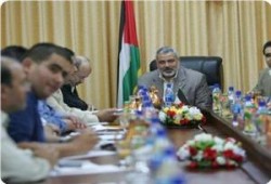 سواءاً بسواء .. اعتداءات للاحتلال على المقدسات .. ولأجهزة عباس بالضفة