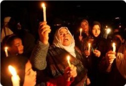 مسيرة شموع بغزة تنديداً بإغلاق المعابر بالتزامن مع توقف محطة الكهرباء عن العمل