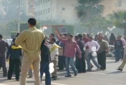 بلطجية يعتدون على طلاب الإخوان بالفيوم ويفضون معرضهم!