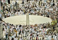 يواصل حجاج بيت الله الحرام في أول أيام التشريق الثلاثة رمي الجمرات الثلاث بمنى.