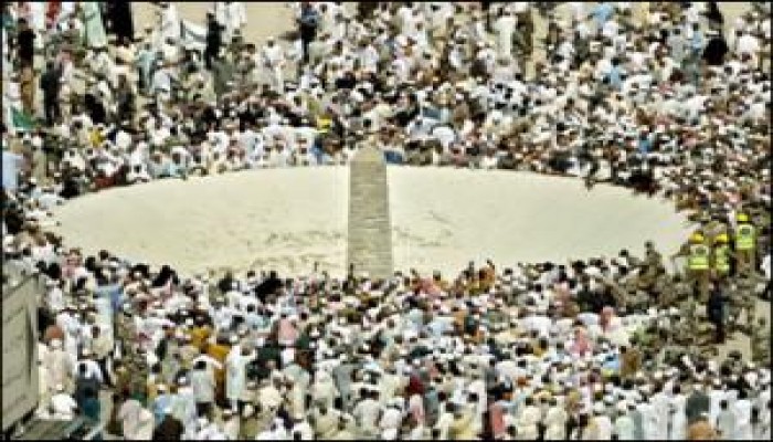 يواصل حجاج بيت الله الحرام في أول أيام التشريق الثلاثة رمي الجمرات الثلاث بمنى.