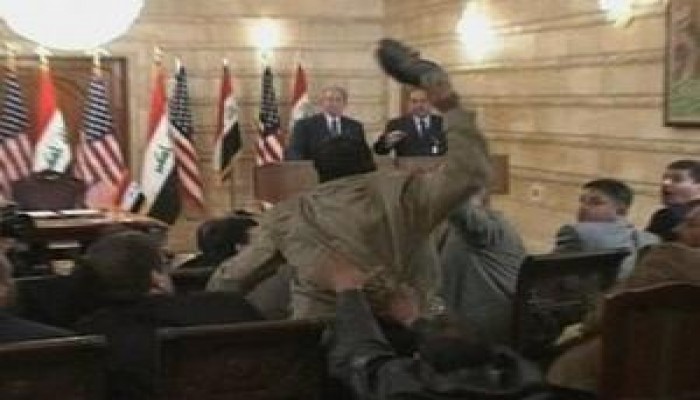 صحفي عراقي يرمي بوش بالحذاء ويصفه بأنه كلب