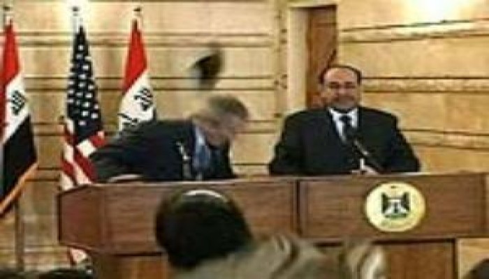 الشعب العراقى يعيد تسمية بوش : " جورج دبليو شوز "
