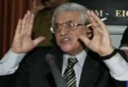 عباس يأمر بمنع دخول الصحفيين إلى المقاطعة بأحذيتهم