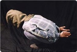 مركز حقوقي: قلوب ضباط إدارة السجون الصهيونية تطفح بالحقد على الأسرى