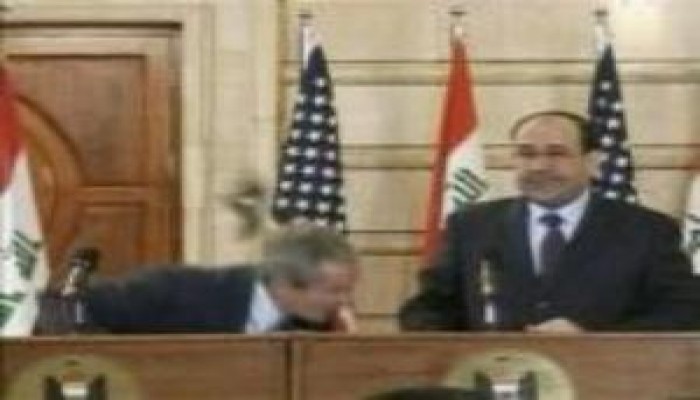 جزمة في الكلوب .. أشهر 10 نكت عن حذاء الزبيدي !!!