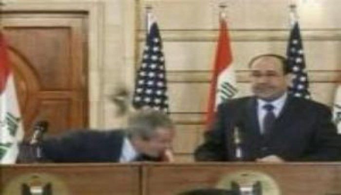 جزمة في الكلوب .. أشهر 10 نكت عن حذاء الزبيدي !!!