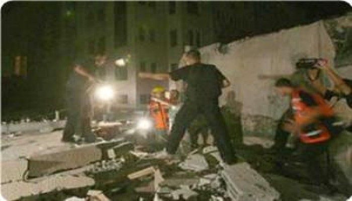 الطيران الحربي الصهيوني يقصف حرم الجامعة الإسلامية