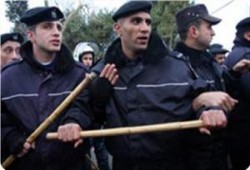 "حكومة" فياض تقرر منع مسيرات التضامن في الضفة مع غزة