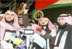 في مظاهرة بالكويت : نائب كويتي يرفع عقاله احتراما لهنية وحذاءه لعباس