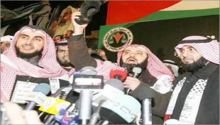 في مظاهرة بالكويت : نائب كويتي يرفع عقاله احتراما لهنية وحذاءه لعباس
