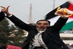 مصري يحرق جواز سفره في بيروت ( صورة )