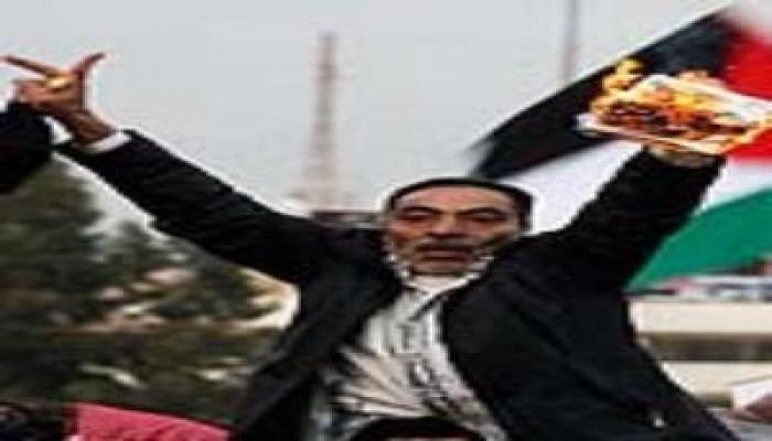 مصري يحرق جواز سفره في بيروت ( صورة )