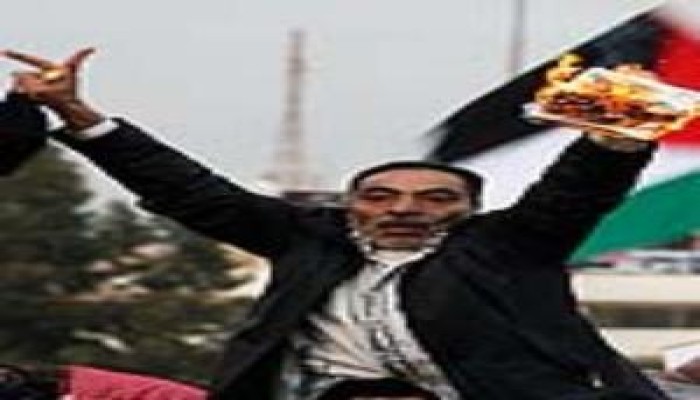 مصري يحرق جواز سفره في بيروت ( صورة )